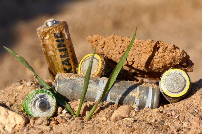 Wrong disposal v2. Old discarded batteries. Pollution of the environment. Poisoning 617588102 1258x838